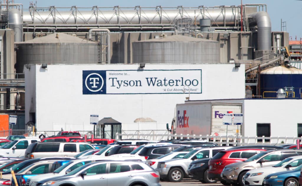 Familias de tres trabajadores de Tyson fallecidos por covid-19 demandan a la empacadora de carnes, dos eran hispanos
