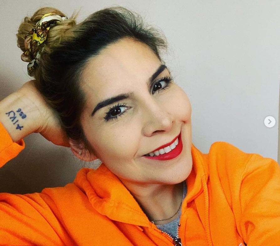 La calificó de "mala persona" y que "no vale nada" al opinar acerca de lo que la familia de Karla Luna ha denunciado: que 
<b><a href="https://www.univision.com/famosos/el-regalo-del-dia-de-las-madres-que-los-hijos-mayores-de-la-fallecida-karla-luna-le-dedican-cuentan-su-verdad-video" target="_blank">no les permite ver a las dos hijas</a> </b>que tuvo la fallecida comediante con Américo Garza. 
<br>