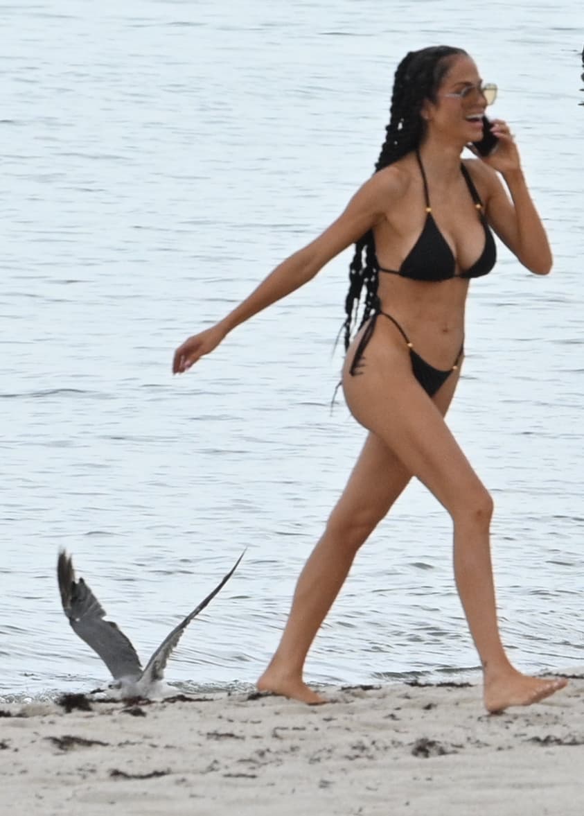 Incluso se le vio hablando muy divertida y sonriente.