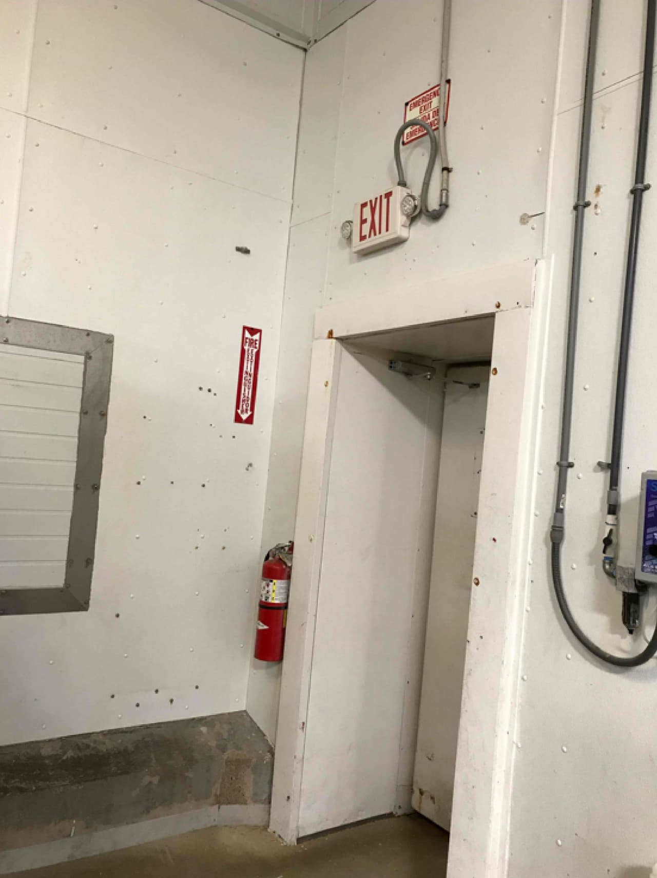 Los inspectores de seguridad hallaron avisos de salida dañados.