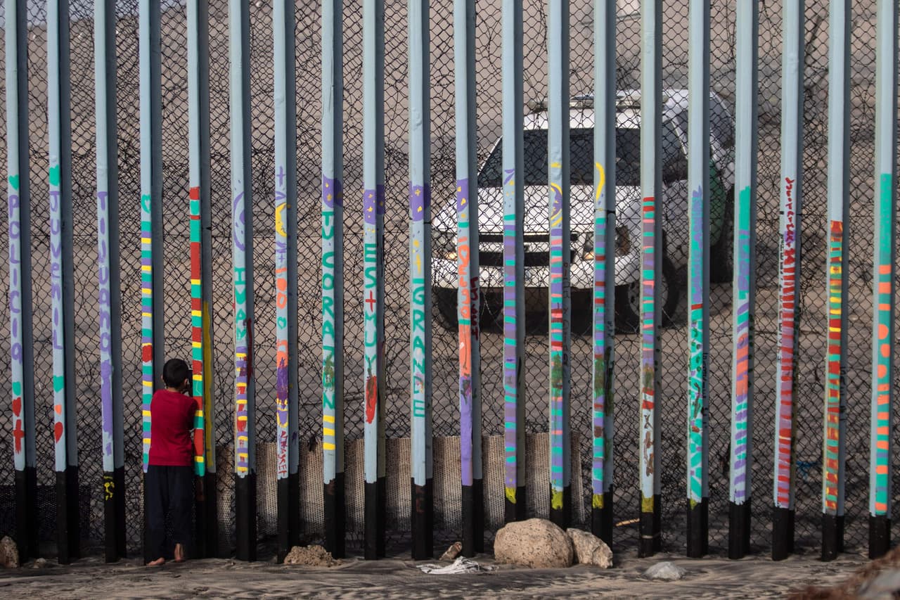 Por qué si Biden considera que los muros no funcionan va a construir 20 millas de vallas en la frontera en Texas