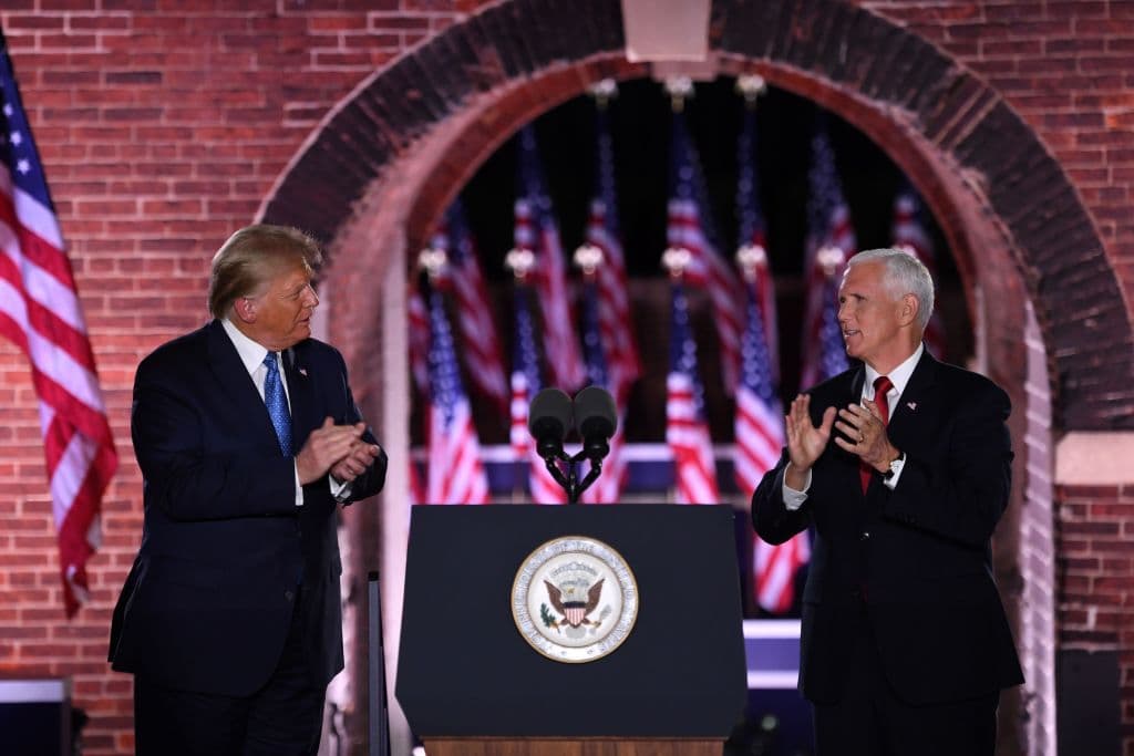 Trump se une a Pence en el escenario del Fort McHenry, Baltimore.