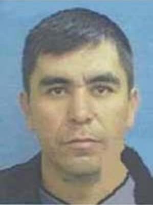 <h3 class="cms-H3-H3">José Antonio Barroso</h3>
<br>
<br>El mexicano de 48 años es acusado de participar en la violación de una niña en Fort Smith, Arkansas, que habría ocurrido desde que la víctima 
<a href="https://www.fbi.gov/wanted/cac/jose-antonio-barroso" target="_blank">tenía cinco años hasta que cumplió 11</a>, momento en que se denunció. 
<br>
<br>El 30 de novimebre de 2004, Barroso fue acusado federalmente de fuga ilegal para evitar el procesamiento por parte del Tribunal de Distrito de los Estados Unidos, Distrito Oeste de Arkansas. 
<br>
<br>La agencia cree que el fugitivo puede estar en el área de Guadalajara, México. 
<br>
<br>