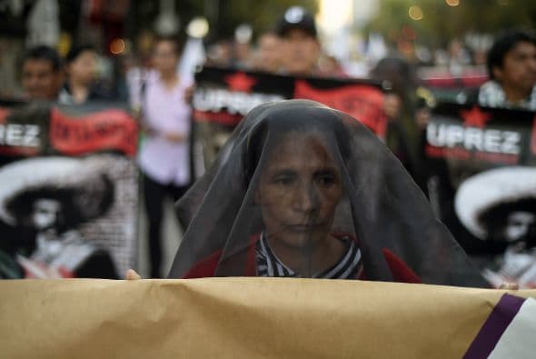 En ellas cuestionan el paradero de los estudiantes de la Escuela Normal de Ayotzinapa.
