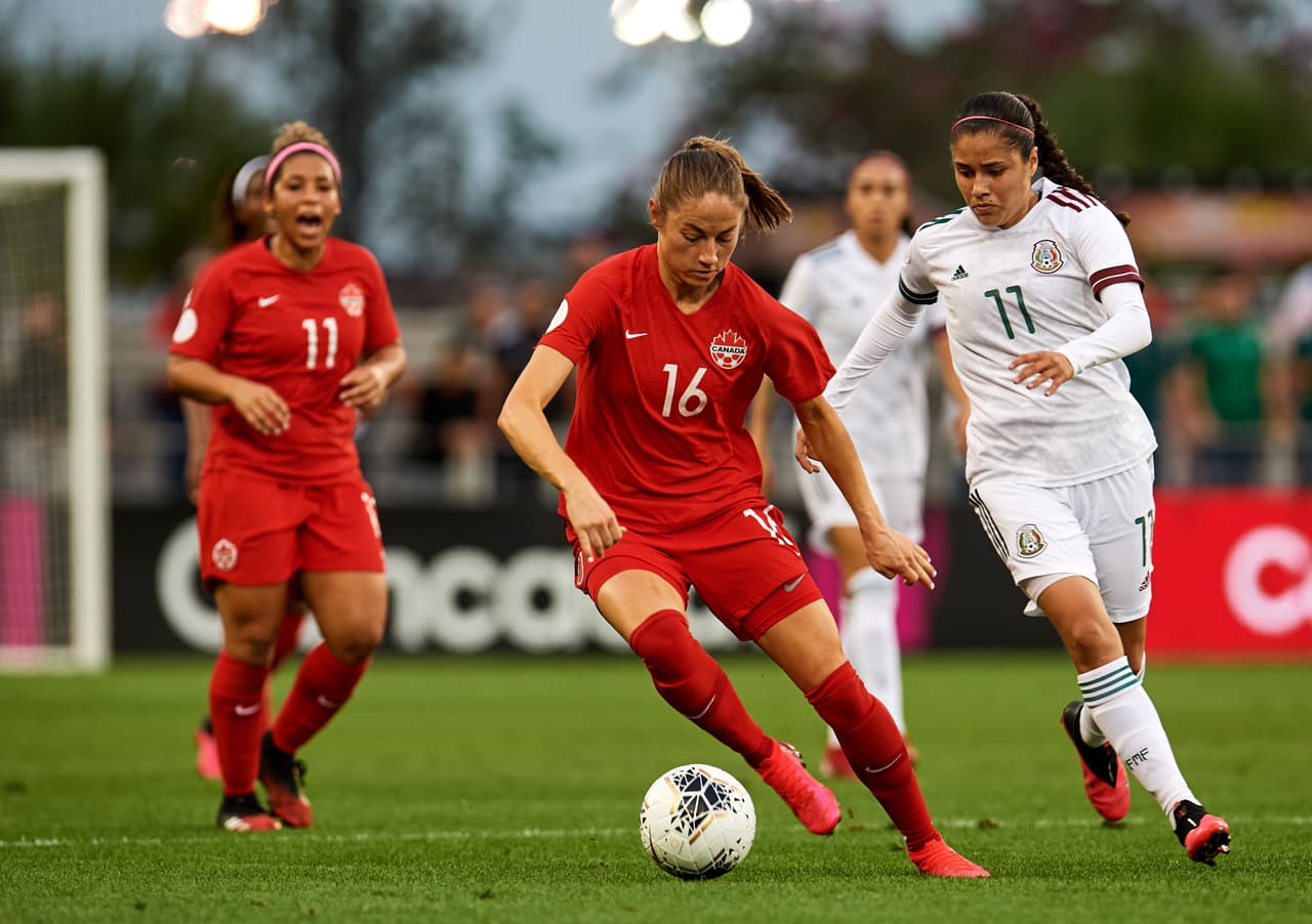 Con goles de Christine Sinclair y Shelina Zardorsky, Canadá le gana a México y asegura el liderato del grupo B.