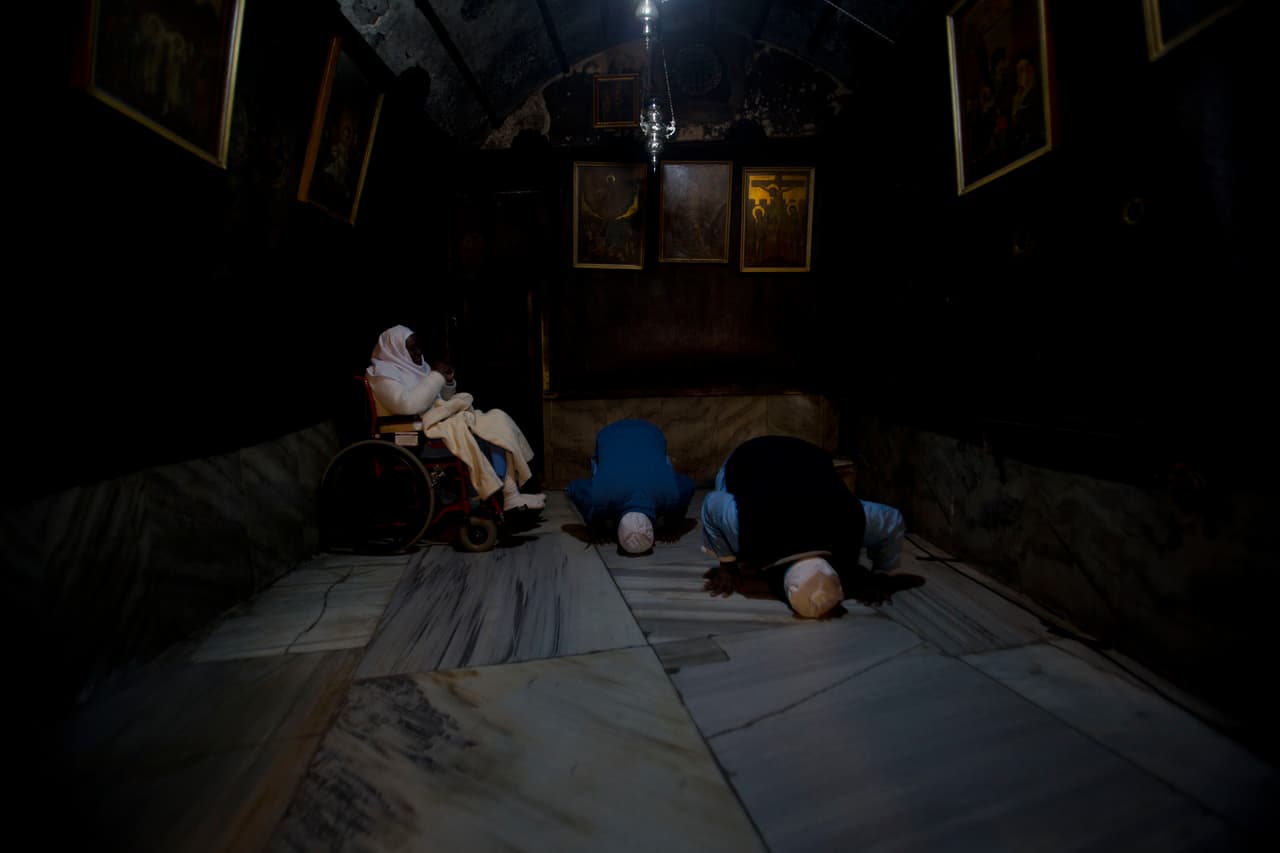 El papa Francisco enviará un mensaje el martes por la noche desde el Vaticano a los 1,300 millones de católicos en el mundo. Peregrinos cristianos en la gruta de la Iglesia de la Natividad.