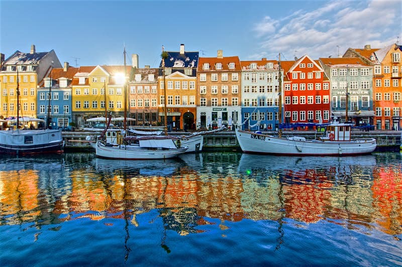 <b>Copenhague</b>, capital de Dinamarca, conocida por sus pintorescas casas a orillas del mar y su estilo de vida relajado, ocupa el lugar número
<b>8</b> de la lista.
<br>