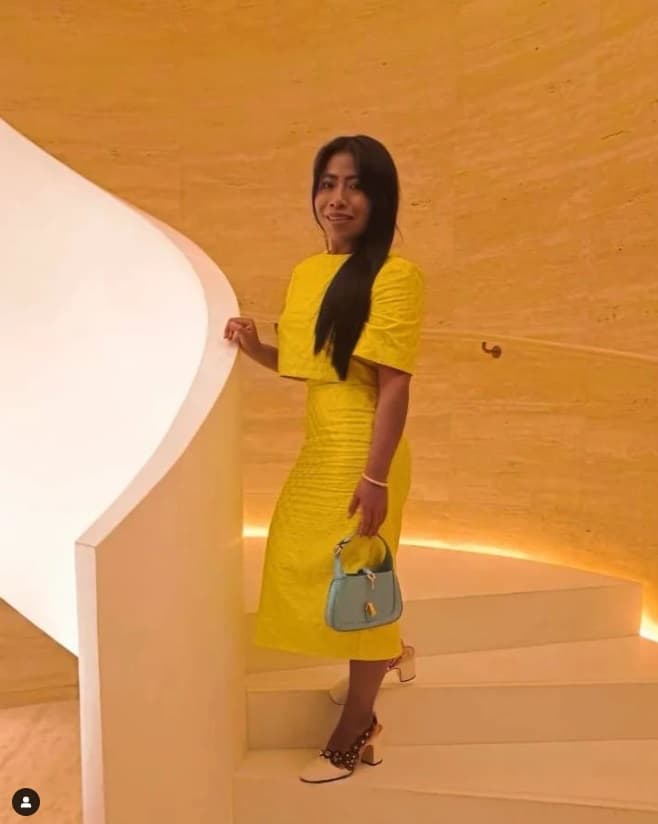 En una de sus publicaciones se dejó ver enfundada en un vestido amarillo Gucci y agregó a su atuendo un bolso de esta misma marca valorado en casi 2 mil dólares.