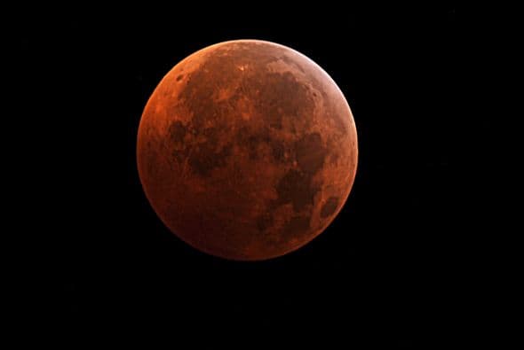 Por el mecanismo de causa y efecto, asociación y reflejo, si después de una Luna roja ocurría alguna desgracia lo atribuían a ese fenómeno, que por supuesto, no tenía nada que ver en el asunto. Es como pensar que amanece porque canta el gallo. ¡Aunque el gallo no cante, siempre amanecerá!