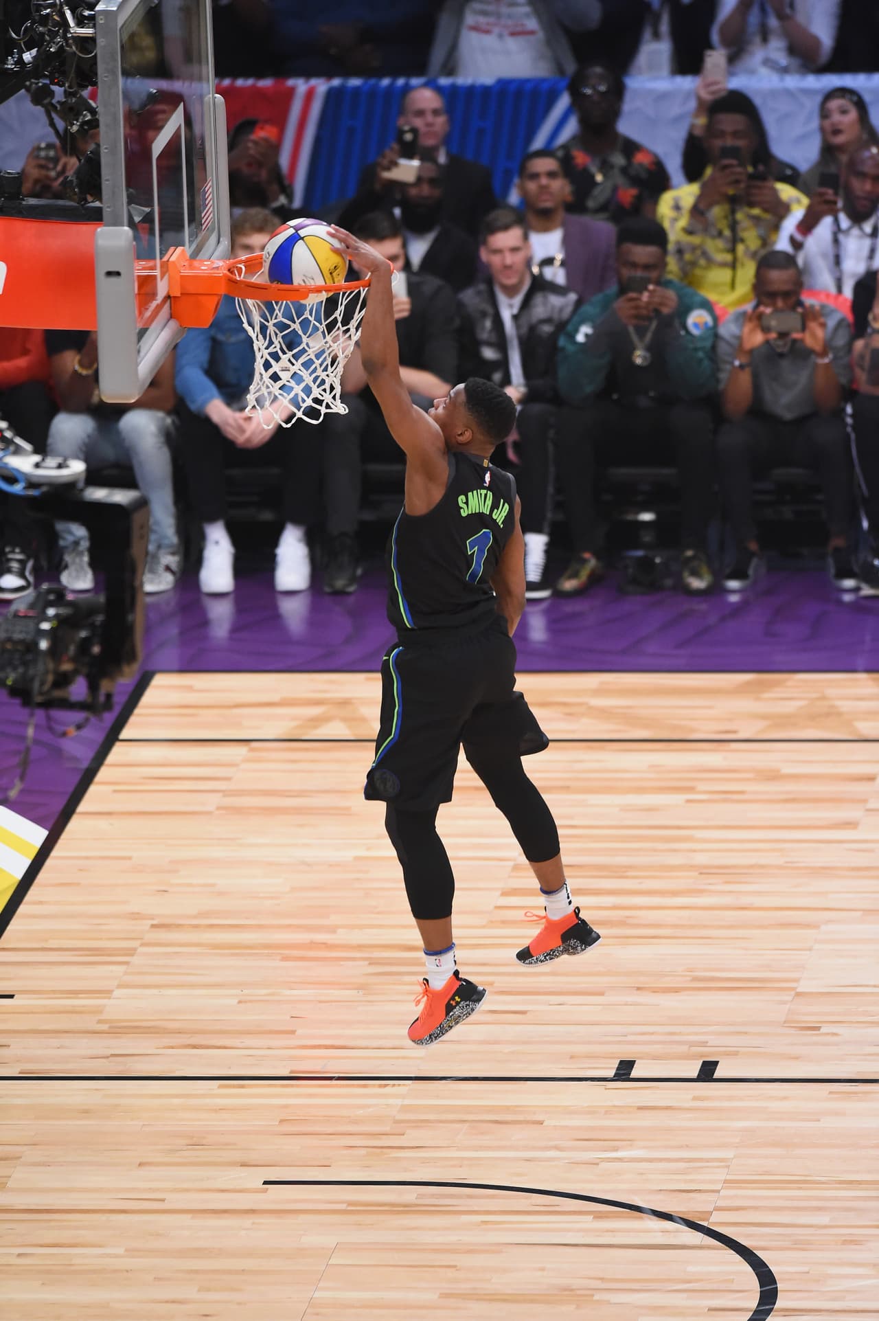 Donovan Mitchell, jugador del Utah Jazz, se convirtió en campeón del concurso de clavadas al vencer a Nance Jr. por 98-96. Te presentamos las mejores ejecuciones de la noche.