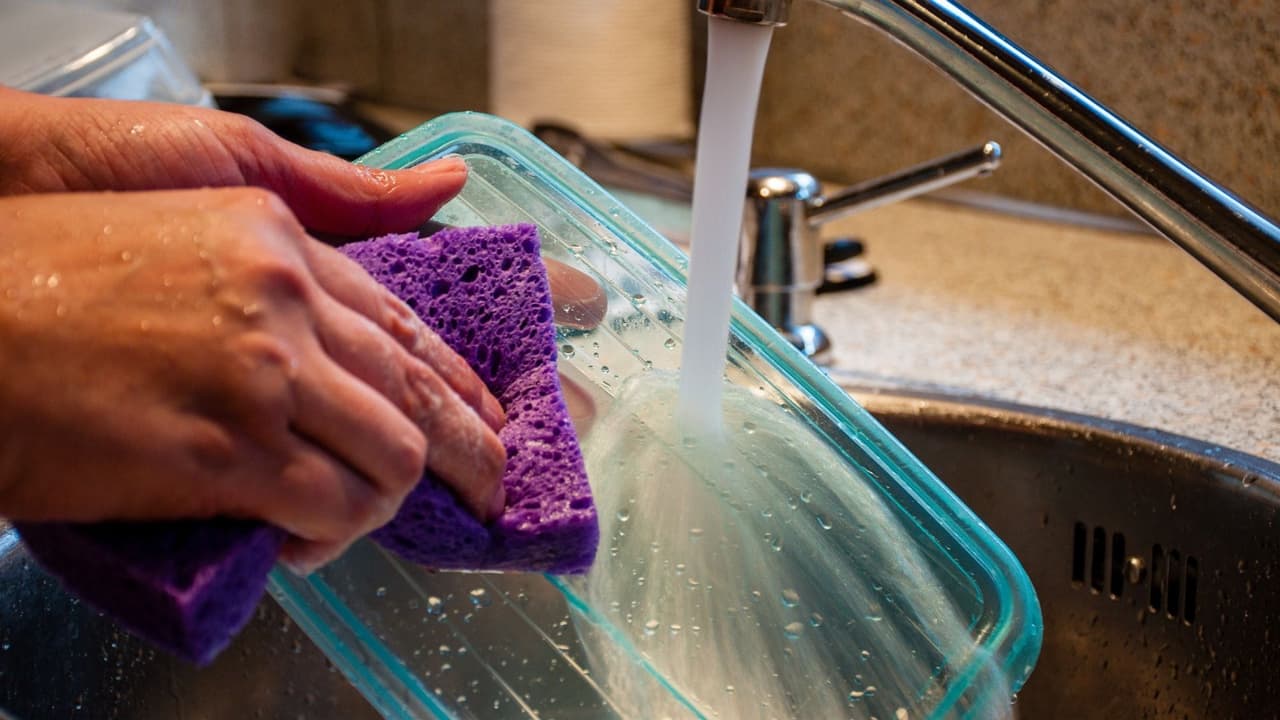 Confira dicas para higienizar seus potes plásticos