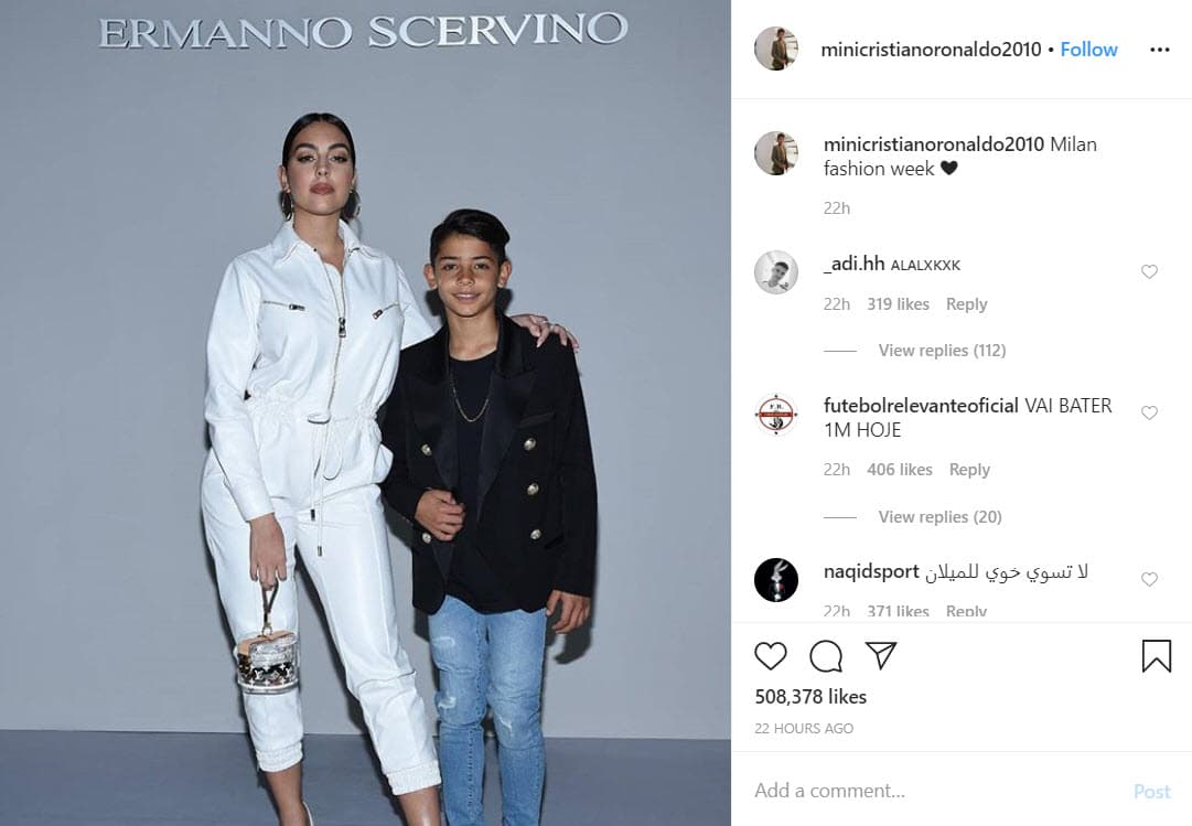 En una tercera publicación, Cristiano Jr.
<b><a href="https://www.univision.com/famosos/georgina-rodriguez-le-agradece-cristiano-ronaldo-haberle-dado-lo-mejor-de-la-vida-en-su-cumpleanos-26-video"> aparece con Georgina Rodríguez</a> </b>quien, aunque no es su madre biológica, lo ha criado desde que comenzó una relación con el futbolista (2016).