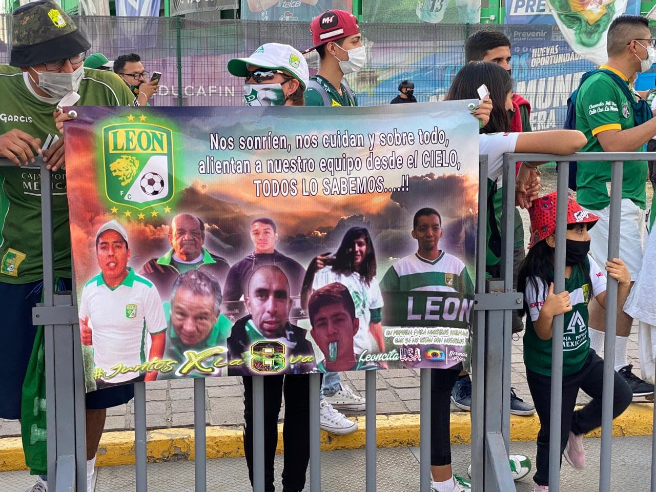 Las aficiones de los cuadros felinos acuden a las inmediaciones del estadio para recibir y apoyar a sus jugadores previo a la final de vuelta del Guard1anes 2020.