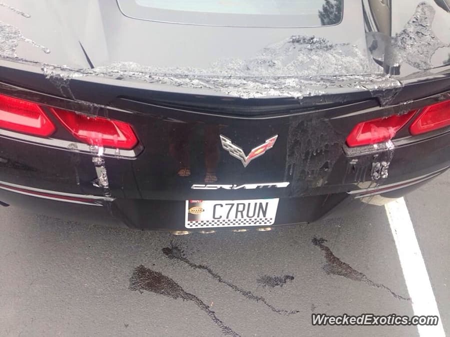 <b>Chevrolet Corvette C7 Stingray</b>
<br>La tapa de la cajuela y las luces de freno también fueron destruidas por el ácido. Repara a este auto de 60,000 dólares soin duda no fue barato.