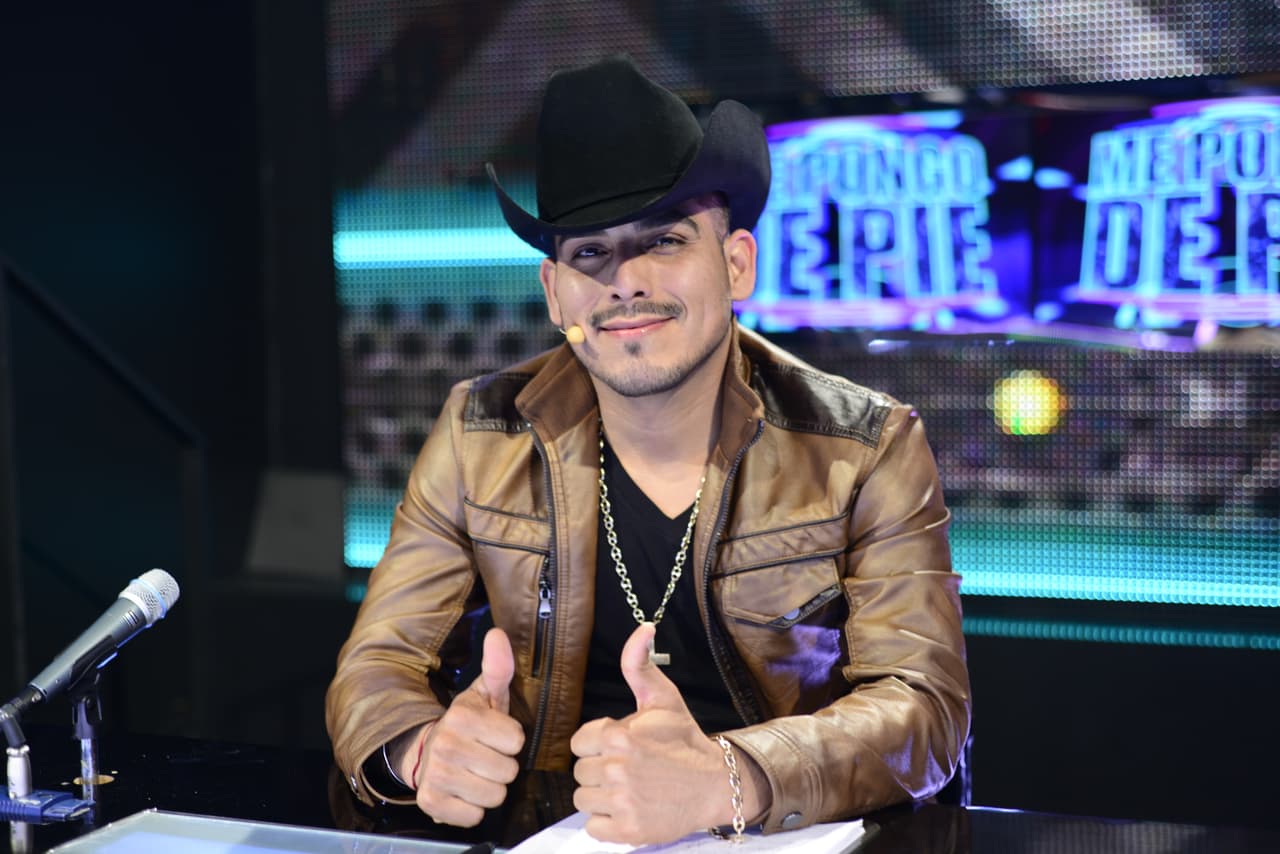 Cuando no están frente a la cámara, los famosos hacen de todo, lo malo es que no se dan cuenta que nuestra cámara indiscreta anda alerta y los está viendo. Así fue como captamos a jueces y capitanes en el detrás de cámaras.