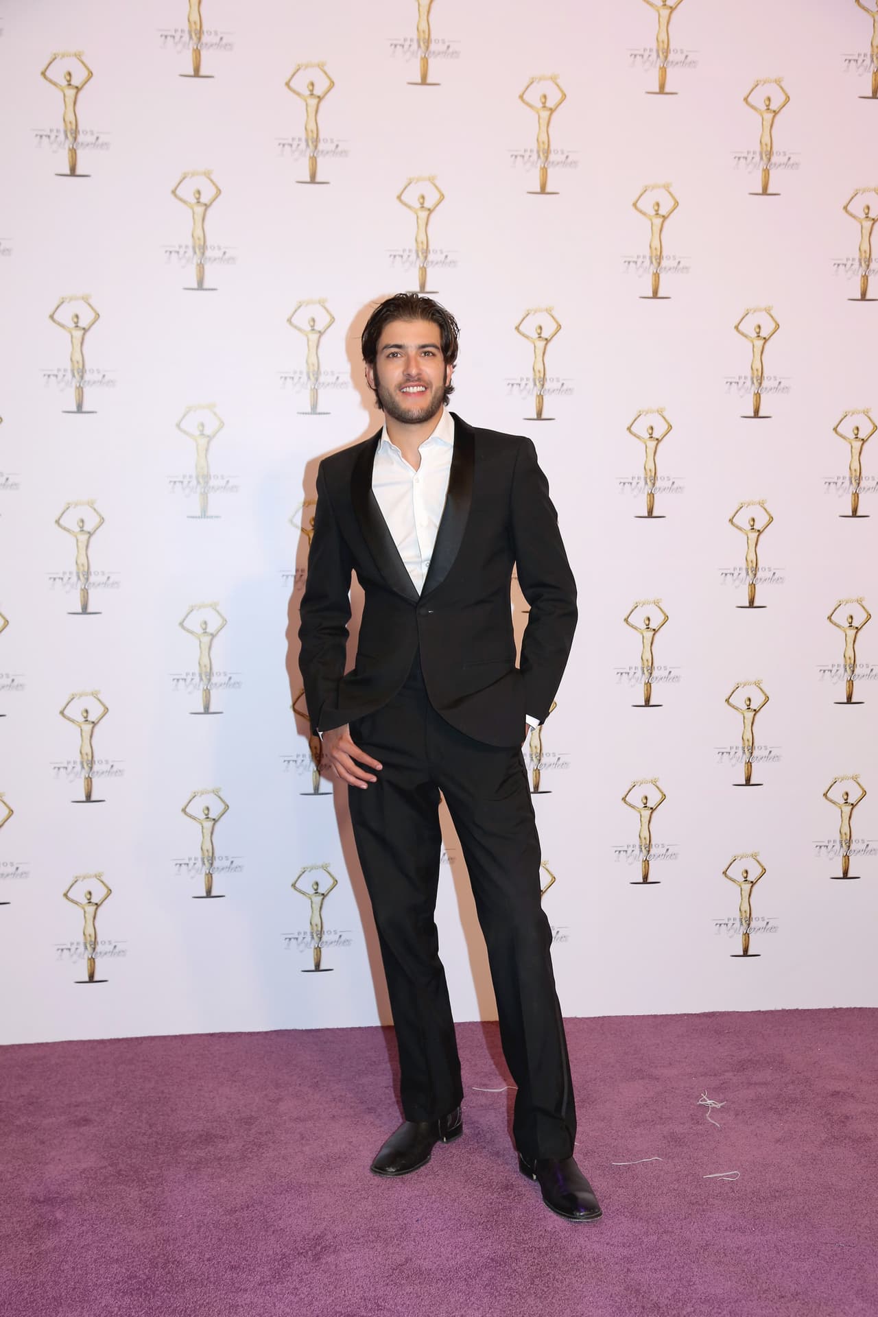 <b><a href="http://www.univision.com/temas/juan-pablo-gil">Juan Pablo Gil</a></b> demostró que también de traje se ve muy guapo, y para no verse tan 'formal' decidió no usar corbata.