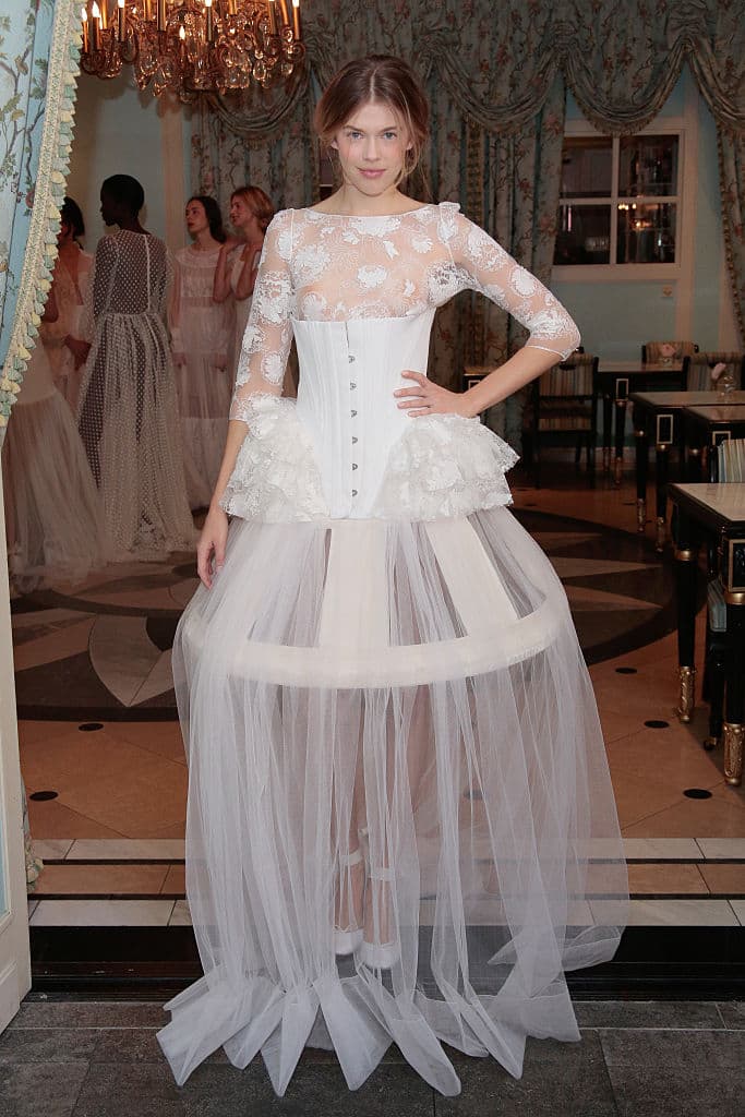 Siluetas y detalles del siglo XIX, con encaje impúdicamente transparente.