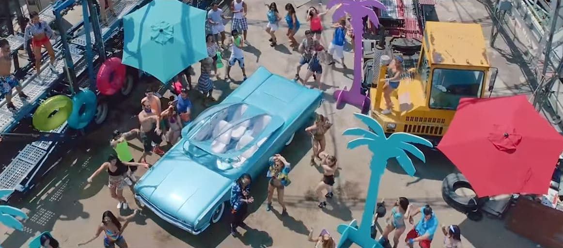 Un detalle particular de este auto es que fue modificado incorporando 
<b>un techo levadizo tipo burbuja transparente</b>.