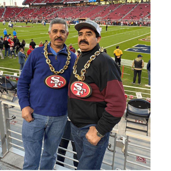 Ezequiel Mondragón y su hermano Floriberto se tomaron una foto para el recuerdo en Levi's Stadium.
