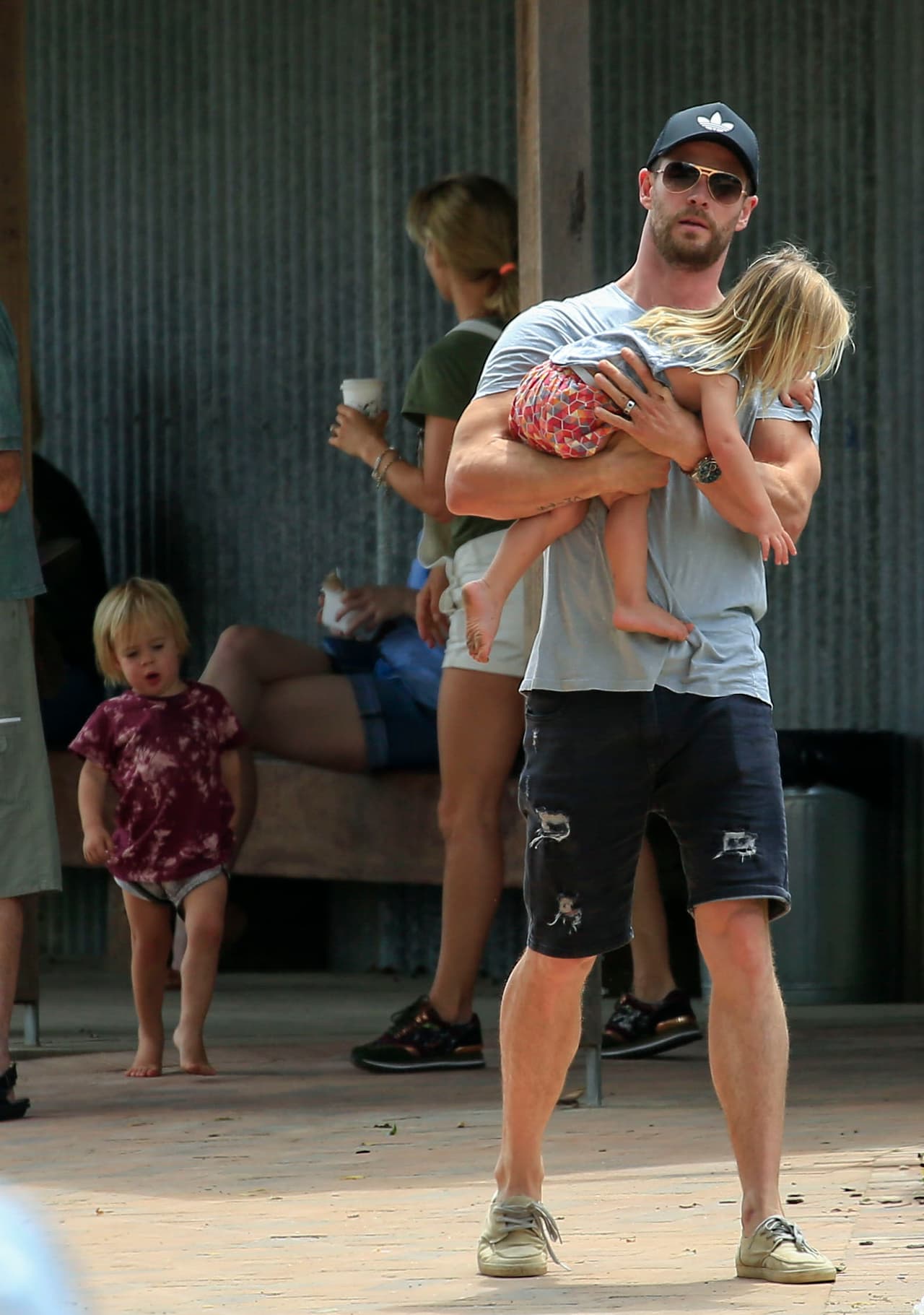 ¡Se le quería escapar de sus brazos!