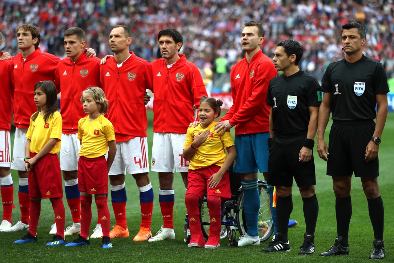 Una pequeña en silla de ruedas acompañó al equipo de Rusia en su salida a la cancha, en una muestra de inclusión.