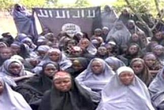 Imagen del grupo de más de 200 jóvenes secuestras por Boko Haram en abril del 2014.