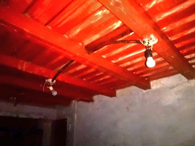 También contaba con una instalación eléctrica "debidamente diseñada para los servicios básicos de subsistencia", indicó la Policía.