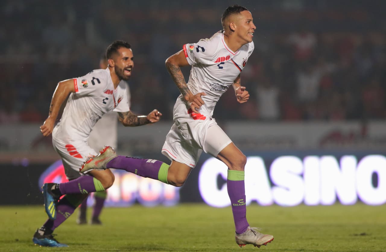 El empate 2-2 llegó gracias a un sorpresivo remate desde el borde del área de Diego Chávez (derecha) al minuto 80 del partido.