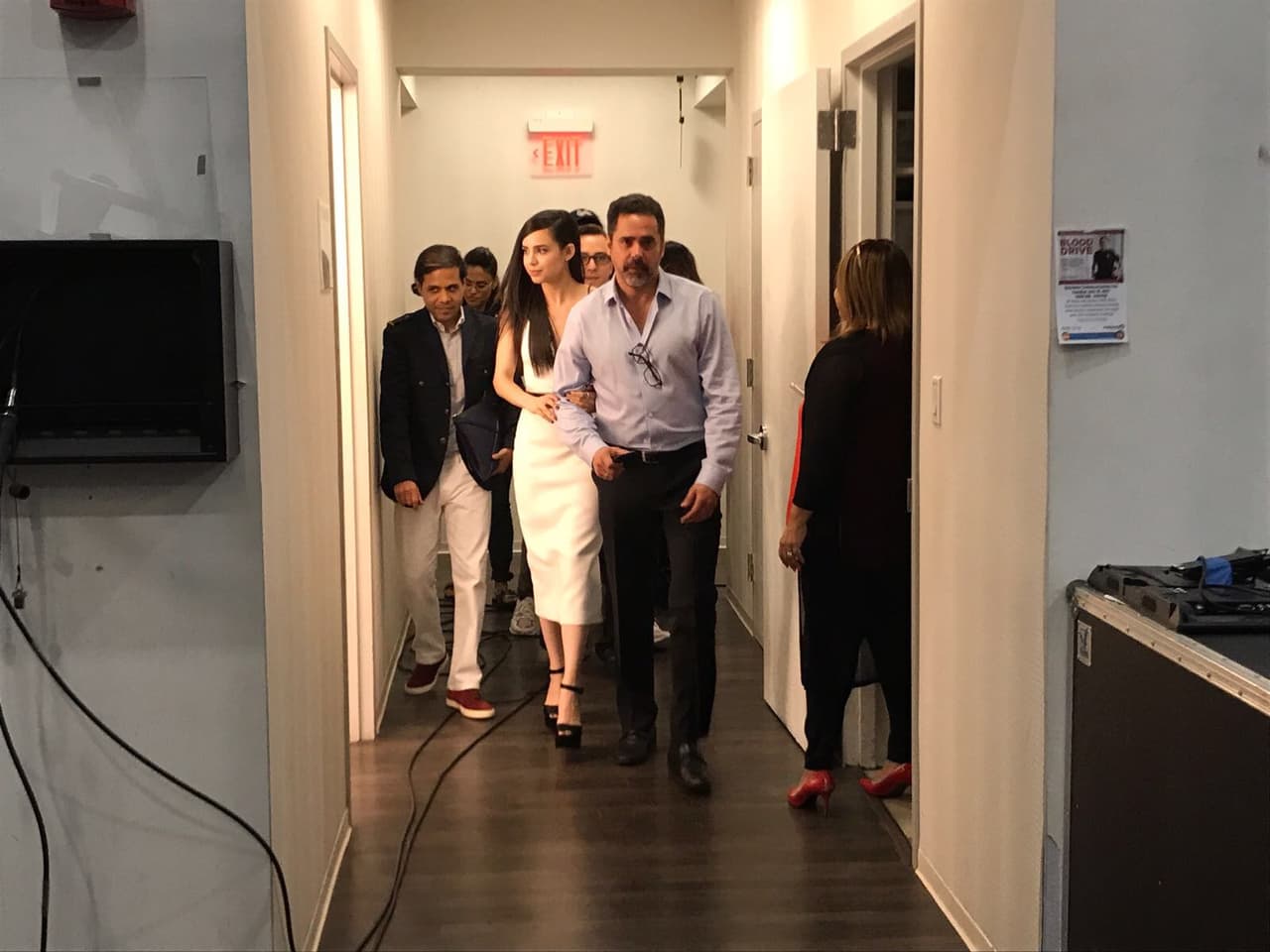 Detrás de cámaras, Sofía Carson llegó muy bien escoltada y más que lista para darles la gran sorpresa a los fans que la esperaban con ansiedad.