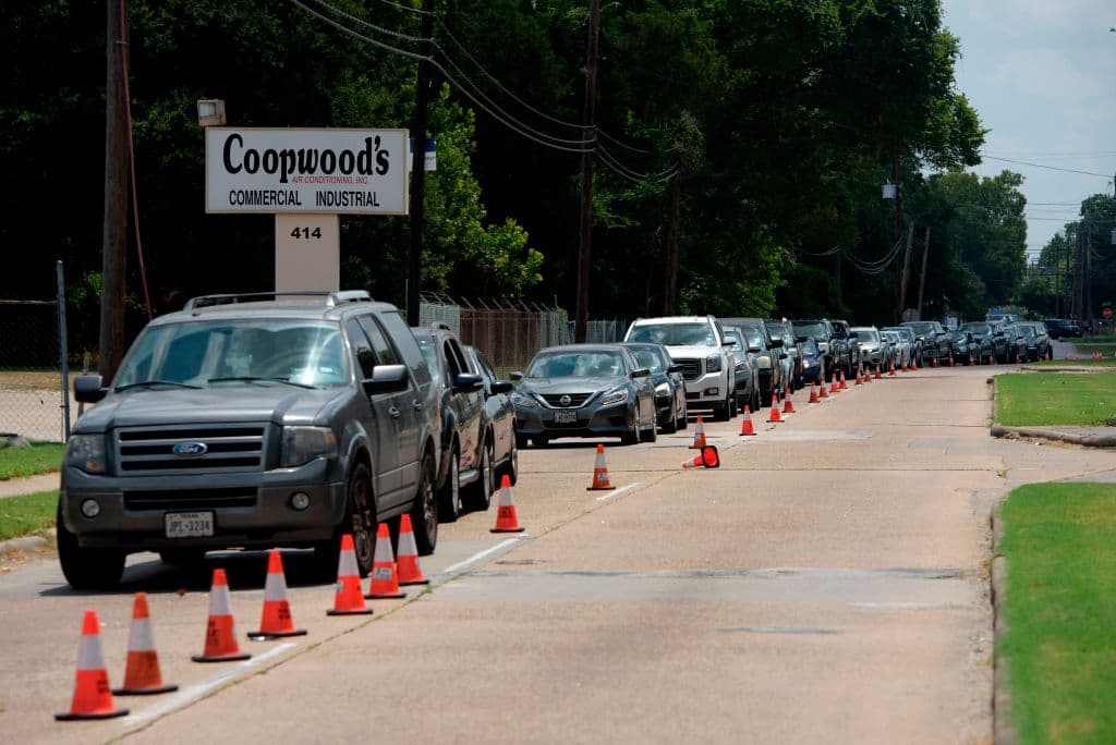 <b>Manejo de la pandemia de COVID-19: </b>Durante la crisis provocada por la pandemia, el alcalde Turner ha mostrado liderazgo al tomar decisiones basadas en datos científicos y en consulta con expertos en salud pública. Su enfoque proactivo ha contribuido a proteger la salud y el bienestar de los habitantes de Houston.