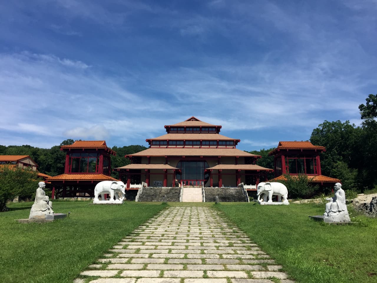 El monasterio abarca 225 acres de bosque.