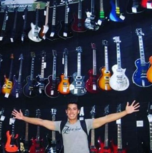 Además de cantar le apasiona tocar la guitarra.