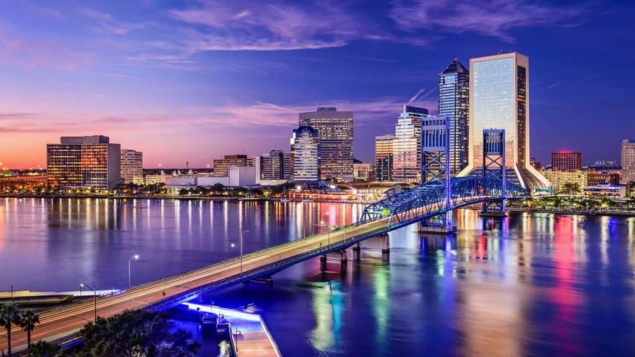 <h3 class="cms-h3-H3">9. Jacksonville, Florida</h3>
<br>Costo de propiedad y mantenimiento:
<b>9</b>
<br>Tráfico e infraestructura:
<b>11</b>
<br>Seguridad:
<b>65</b>
<br>Acceso a vehículos y a su mantenimiento:
<b>33</b>
<br>Dato curioso:
<b> La ciudad de Jacksonville incluye en Parque Nacional Amelia Island, sede de la famosa competencia de carros clásicos del mismo nombre.</b>