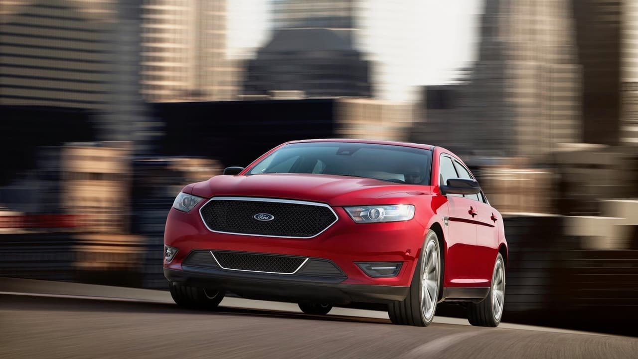 <h3 class="cms-h3-H3"><b>5. Ford Taurus</b></h3>
<br>
<br>Esta reliquia de otras épocas ha conseguido un segundo debut como carro de policía, aunque Ford lo sigue ofreciendo al público civil. El Taurus viene en muchos sabores pero el más destacado es el Taurus SHO equipado con el V6 EcoBoost de 3.5 litros que produce 365 caballos de fuerza. El Taurus que se fabricaba hace 3 años es indéntico al que se fabrica hoy, pero no crean que por eso se van a sentir en un carro nuevo ya que pocos saben que el Taurus aún se fabrica.
<br>
<br>Según iSeeCars.com con un precio promedio de 18,098 dólares para una unidad de 3 años de uso y un factor de depreciación de 49.7% el Ford Taurus es la quinta mejor opción como carro de segunda mano con poco uso en el país.