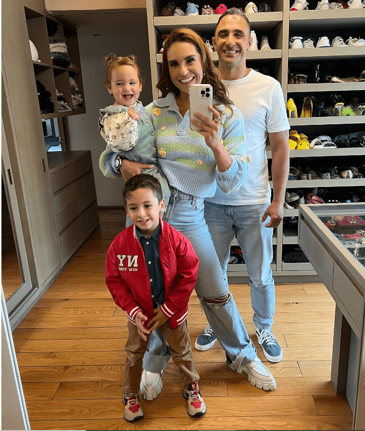 Tania Rincón con su exesposo e hijos