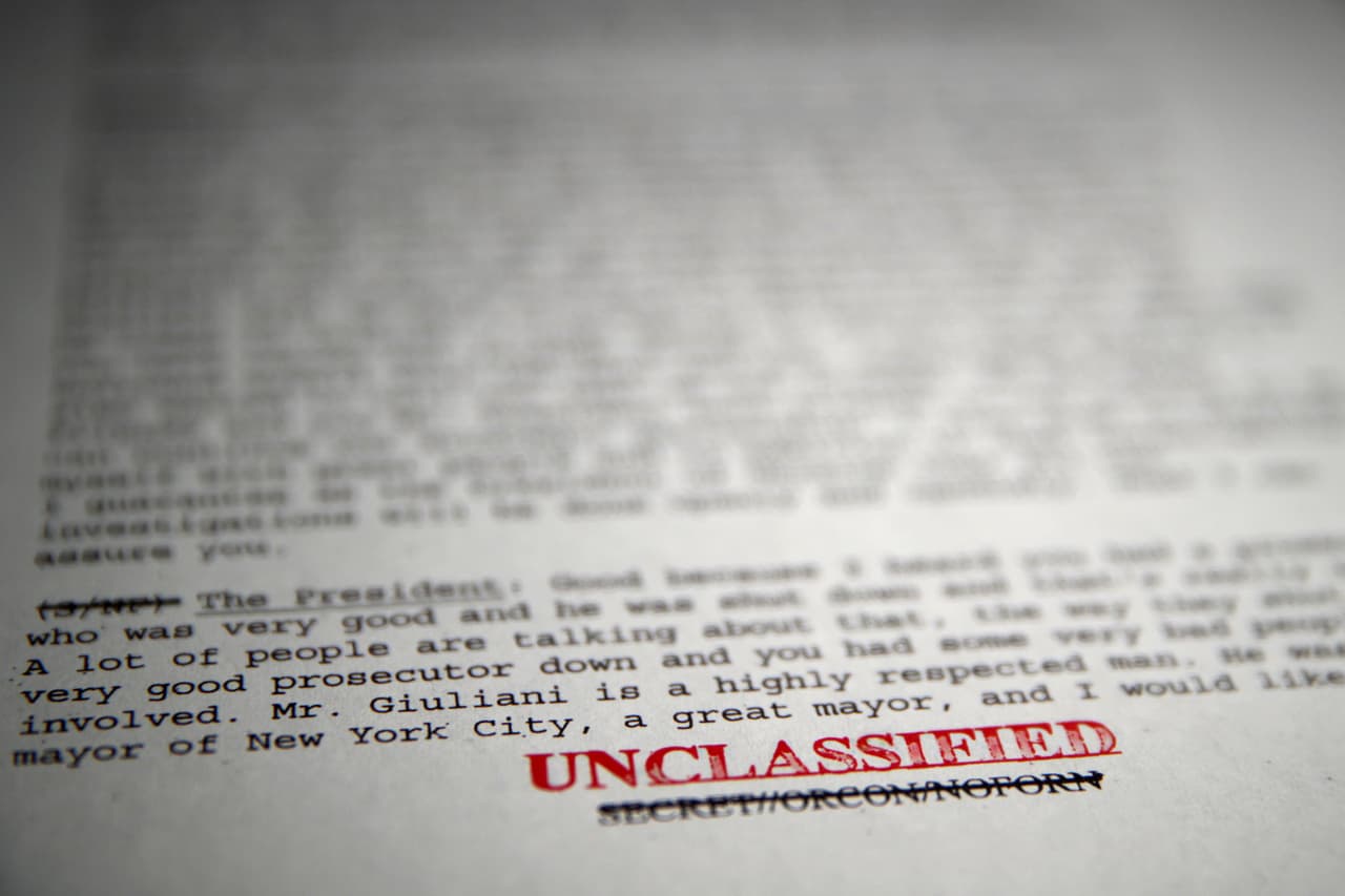 <b>Evidencias, testigos, denunciantes.</b> Los testimonios de los que estaban presentes en las conversaciones entre Trump y el presidente de Ucrania, entre ellos al menos dos denunciantes, formarían parte del ‘Impeachment’. Los representantes acusadores presentarán los documentos y otras evidencias que hayan recolectado en su investigación y convocarán a varias personas para que sean escuchados en el proceso. La fotografía es de la transcripción de la llamada entre Trump y Zelensky, cuando fue desclasificada y hecha pública a finales de septiembre. La Casa Blanca había tratado de ocultar esta conversación.