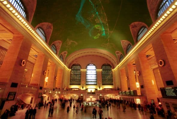 En la estación de Grand Central hay un show de luces cada media hora durante seis semanas de la época navideña. Proyectores de láser con figuras de Navidad se despliegan en el techo. Los pasajeros y turistas disfrutan gratuitamente del juego de luces que comienza el 30 de noviembre.