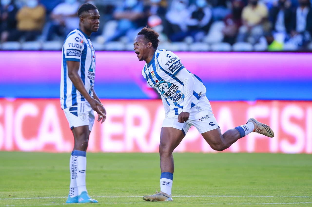 Pachuca derrotó a Puebla en casa en la Jornada 15 de Liga MX, pese a la expulsión de Óscar Murillo, para adueñarse de la cima del torneo y posiblemente llegar a la Liguilla como el superlíder.