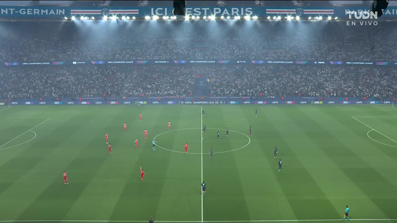 Arranca el partido y la pelota está en juego.