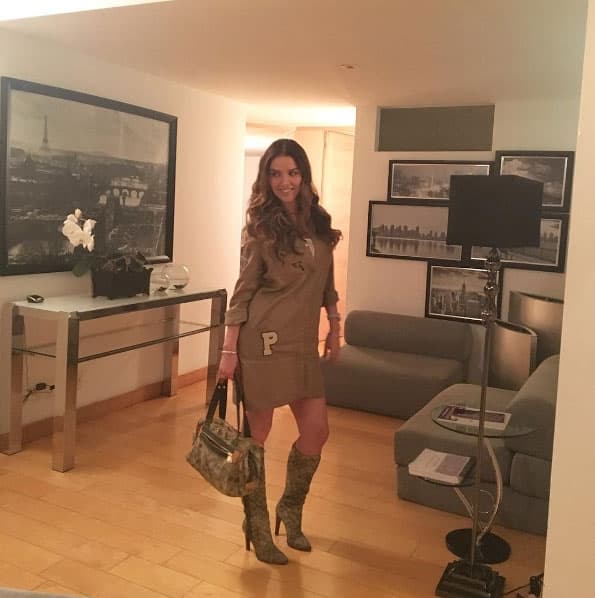 Los colores neutros predominan en su guardarropa.