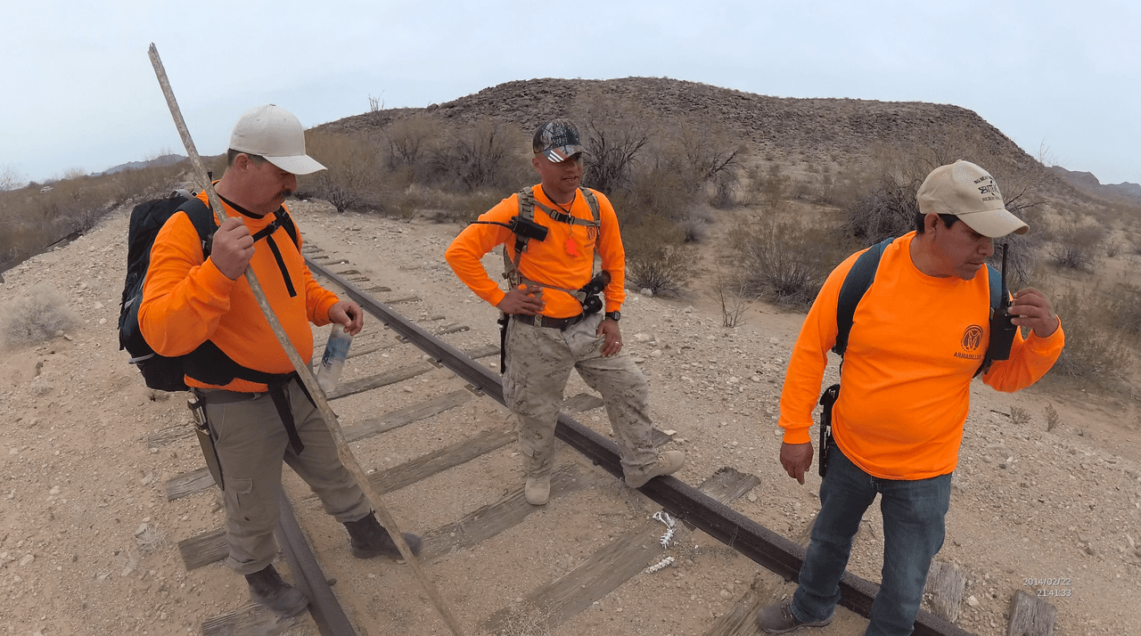 Mientros del grupo rastrean huellas y buscan coordenadas para ubicar posibles restos.
