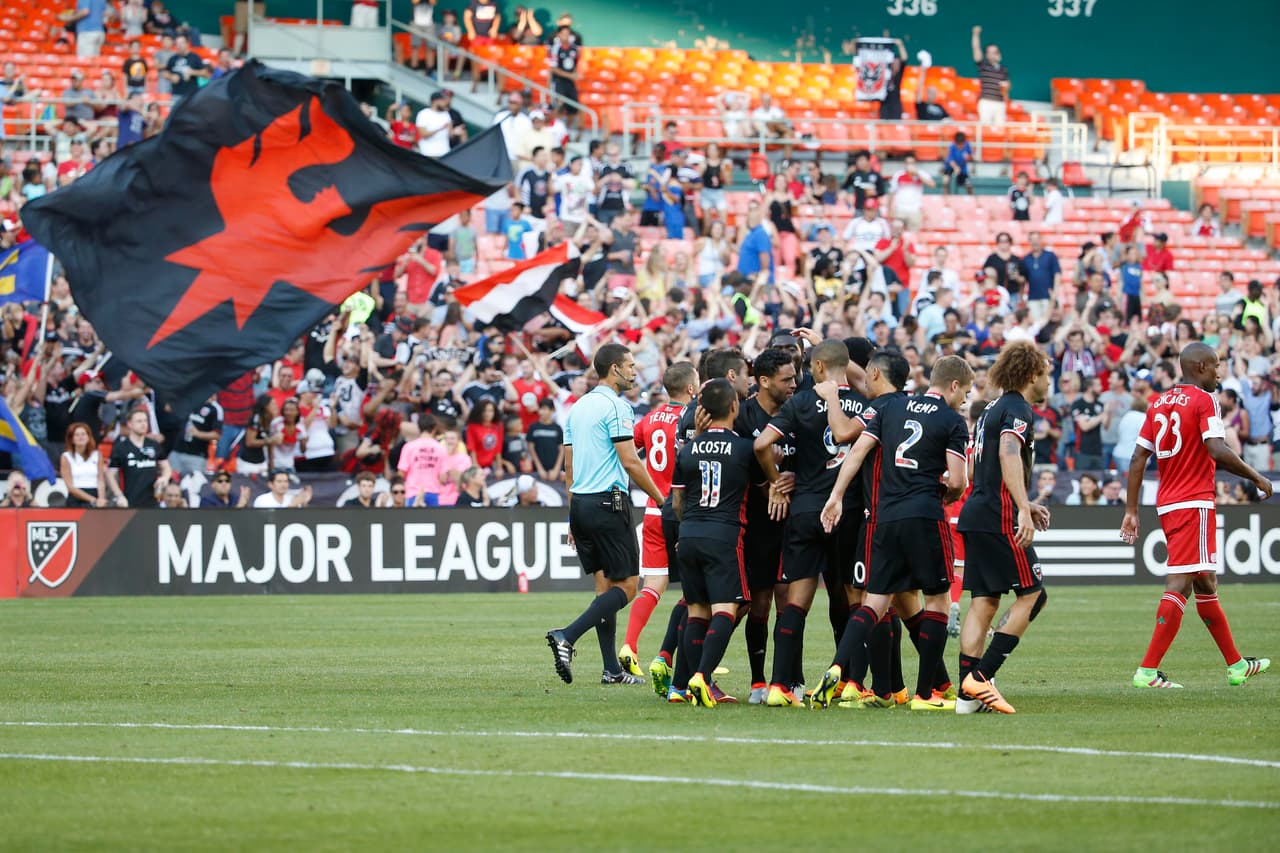 Lamar Neagle es la figura en la victoria por 2-0 de DC United sobre New England Revolution