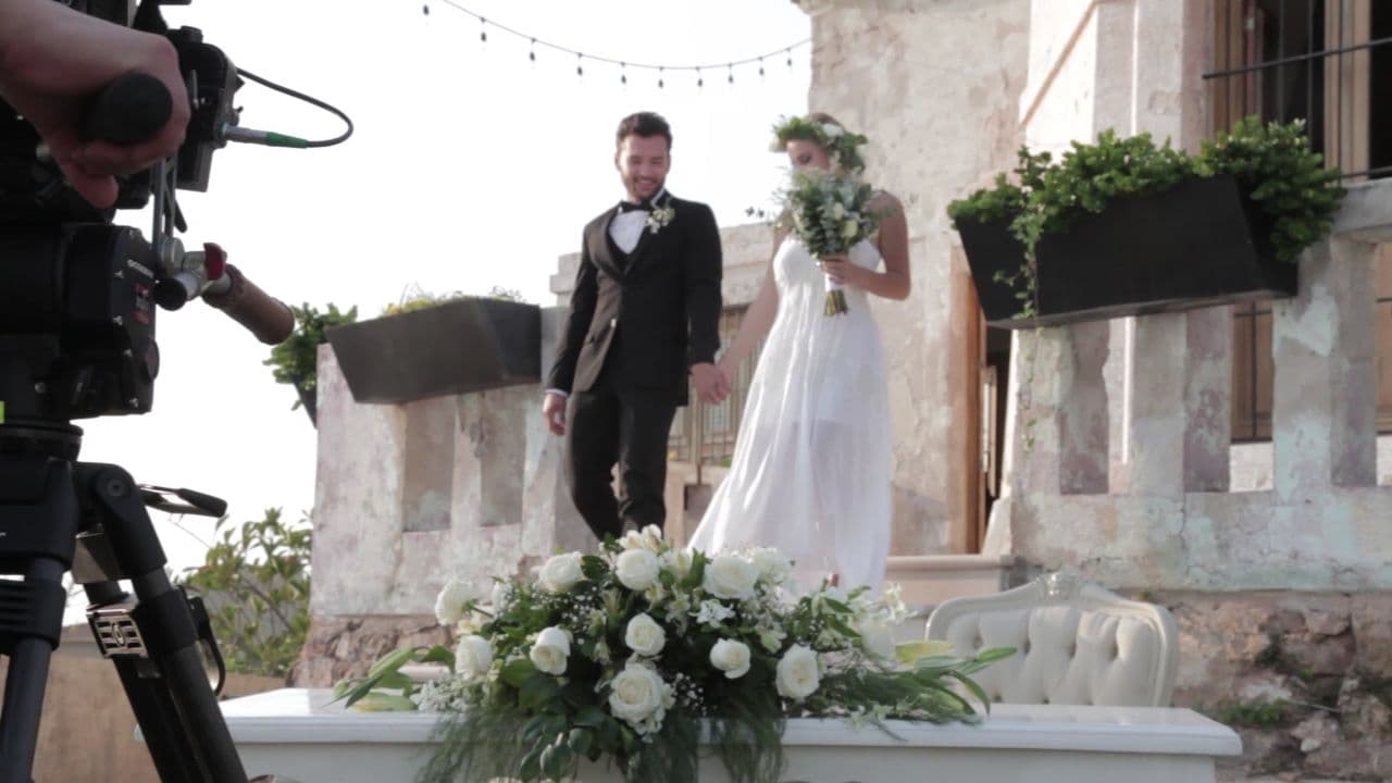 Como toda historia de amor, en este video la pareja central llega al altar y hacen valer el lema de: 'Juntos hasta que la muerte los separe'.