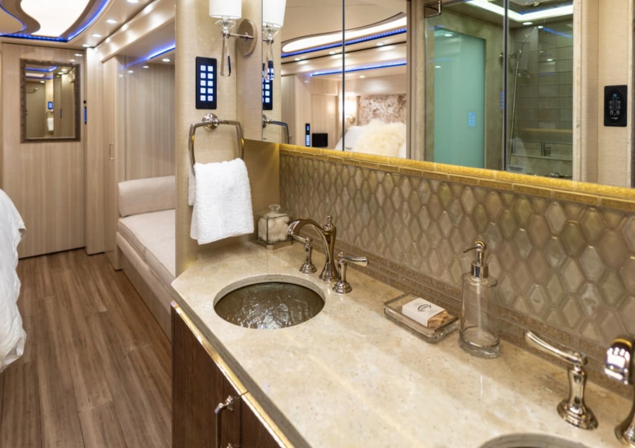 Los acabados son de 
<b>mármol</b> y cuenta con dos lavabos.