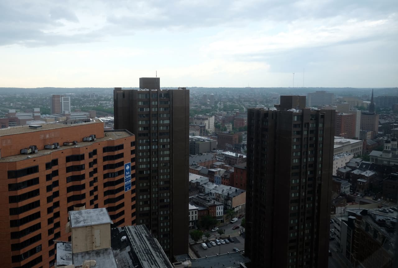 <a href="https://www.usatoday.com/story/news/nation/2021/09/08/what-least-expensive-zip-codes-america-real-estate-covid/5769847001/" target="_blank">24/7 Wall St. revisó los datos proporcionados por ATTOM Data Solutions</a>, un proveedor de datos de bienes raíces y propiedades y determinó:
<br>
<br>
<b>Puesto número 7.</b>
<br>
<br>1. Código postal: 21216.
<br>2. Ubicación: Baltimore, Maryland.
<br>3. Precio medio de venta de la vivienda: 45.000 dólares.
<br>4. Ingreso medio por hogar: $40,178.
<br>
<br>El código postal 21216, situado al noroeste de la zona del Inner Harbor de Baltimore, cuenta con algunas de las viviendas menos caras y más asequibles de Estados Unidos. El precio medio de venta de la vivienda en la zona fue de sólo 45.000 dólares el año pasado, sólo 1,1 veces más alto que el ingreso medio de los hogares locales, que es de 40.178 dólares. Para contextualizar, el precio medio de venta de la vivienda en todo el país es 4,2 veces superior a la renta familiar media nacional de 62.843 dólares.