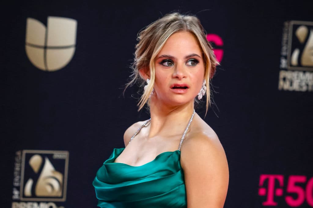 <b>Sofia Jirau</b>
<br>Existen cientos de escotes y, aunque algunos son más pronunciados que otros, todos hacen que los cuerpos luzcan asimétricos, como es el caso de la modelo de Victoria Secret, Sofia Jirau.