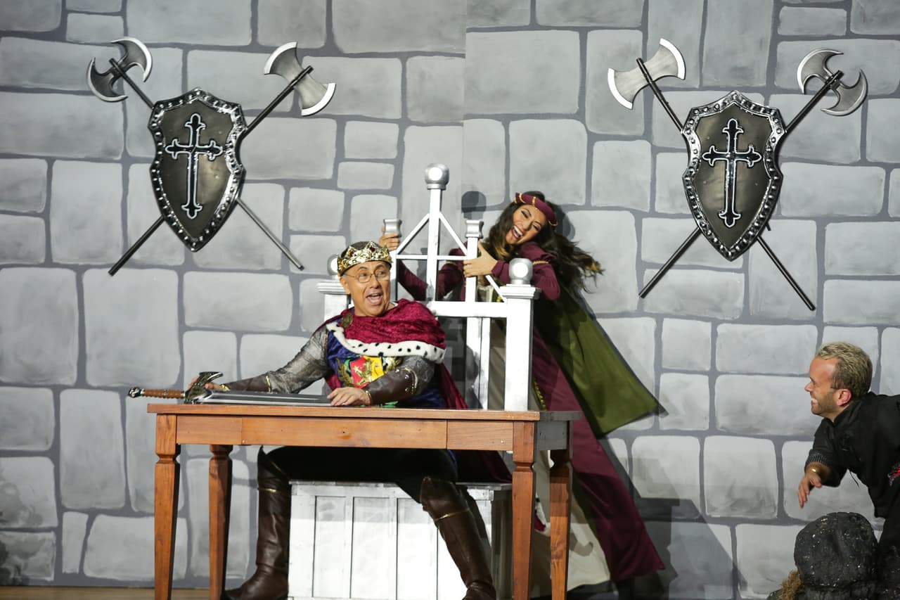 La primera en pasar fue Elvira. Su sketch se inspiró en Game Of Thrones.