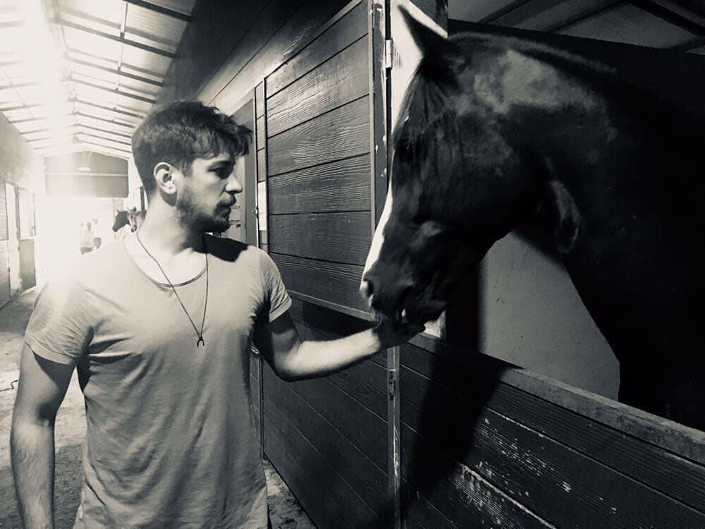 Tiene 30 años y es amante de los animales, en especial de los caballos y los gatos.
<br>