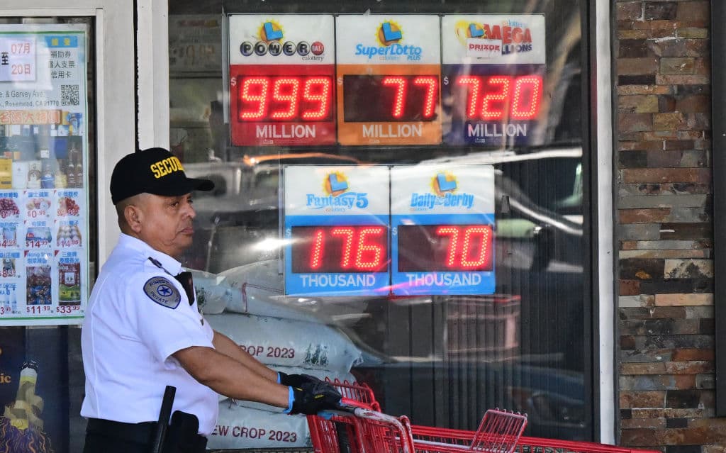 Fueron muchos los que probaron su suerte, pero una sola persona, en el centro de Los Ángeles, 
<b><a href="https://www.univision.com/local/los-angeles-kmex/powerball-premio-mayor-1-000-millones-cae-los-angeles" target="_blank">acertó los números ganadores del sorteo del Powerball,</a></b> cuya bolsa ascendía este miércoles a $1,080 millones.