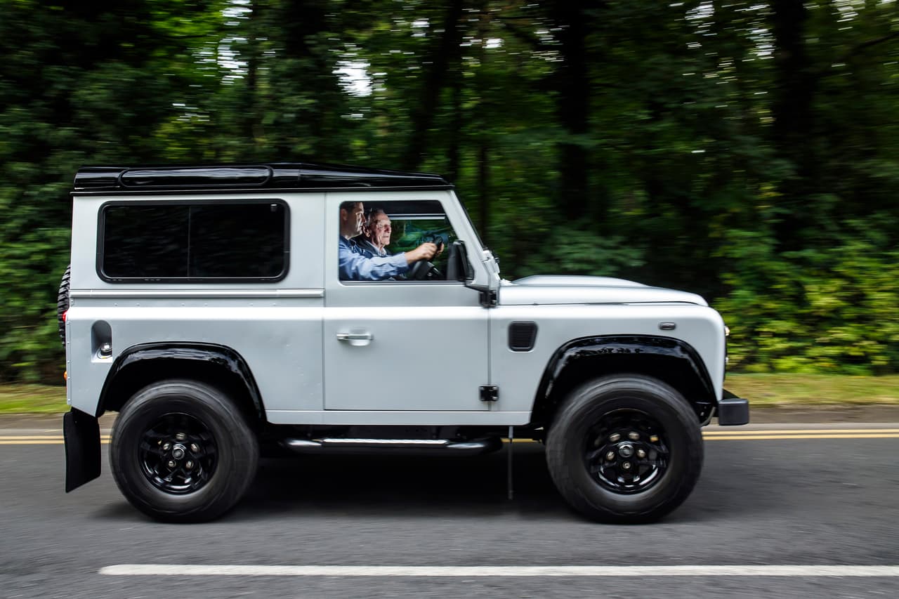 Como buen fanático de la aventura, Alejandro Fernández posee una
<b> Land Rover Defender con motor diesel </b>cuatro cilindros, transmisión manual de seis velocidades y una velocidad máxima de 90 mph.